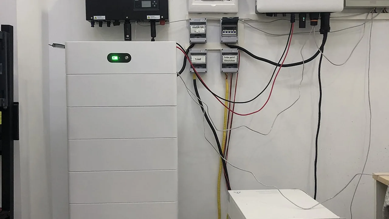 Magazyn energii zamontowany na elewacji domu obok falownika fotowoltaicznego