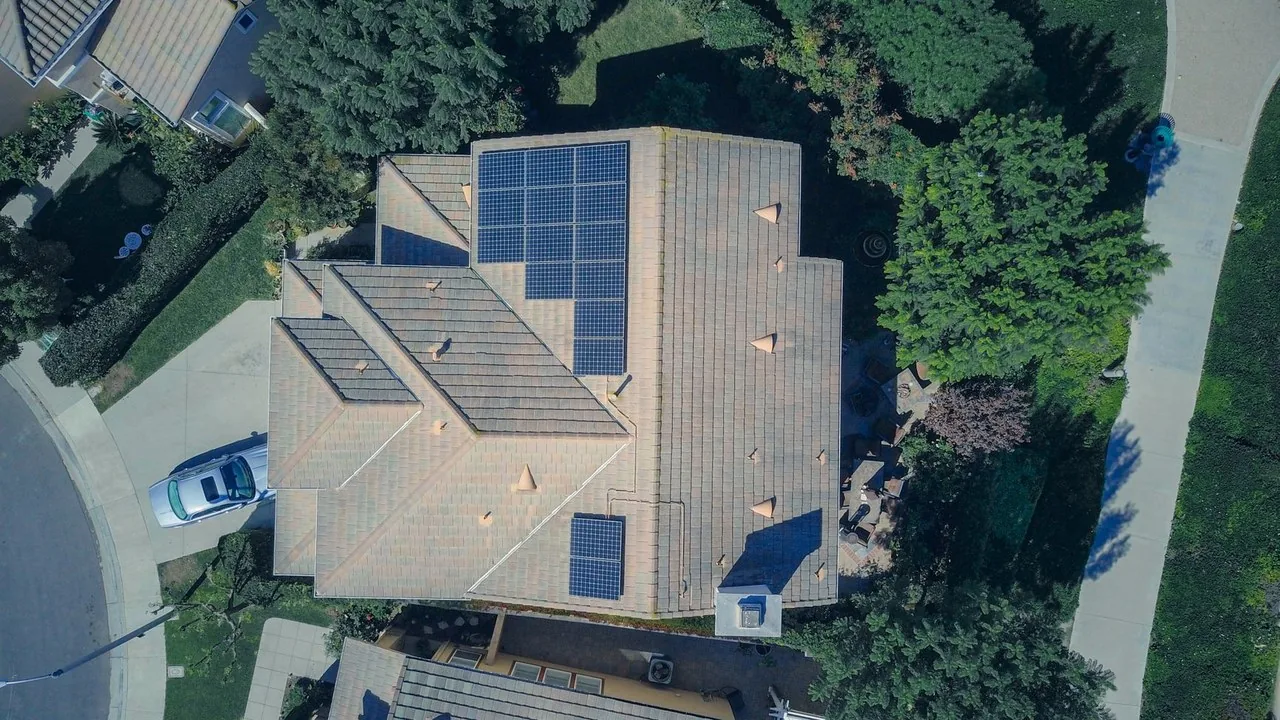 Nowoczesny licznik energii elektrycznej z wyświetlaczem cyfrowym na ścianie